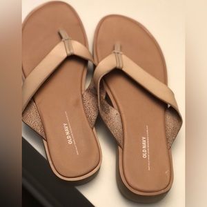 Women’s Old Navy tan slip on sandal size 8.5